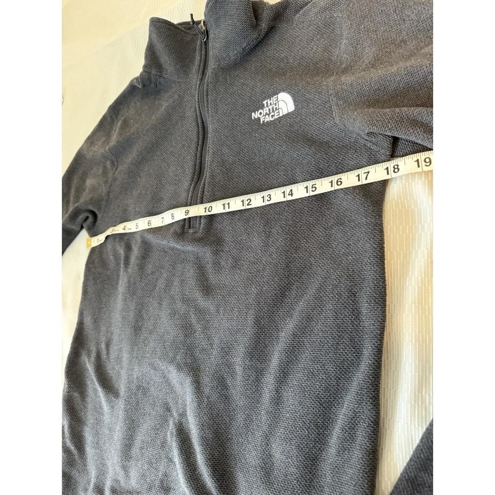The North Face Men's 1/4 Zip Pullover, long sleeves with fleece lining Size SP